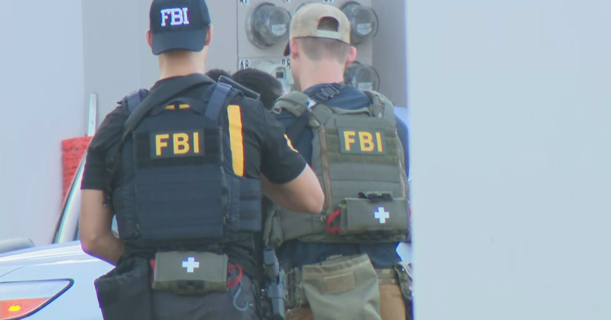 FBI y Policía ejecutan operativo de allanamientos en complejo de vivienda en Loíza
