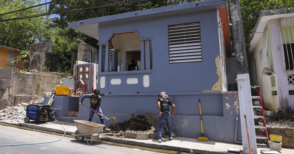 Fundación de Javy Báez y Hunger Corp reparan hogares de familias necesitadas en Puerto Rico