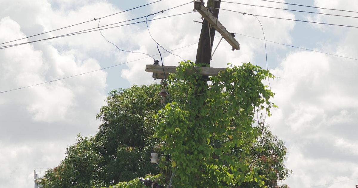 Residentes de San Juan denuncian varios postes en mal estado