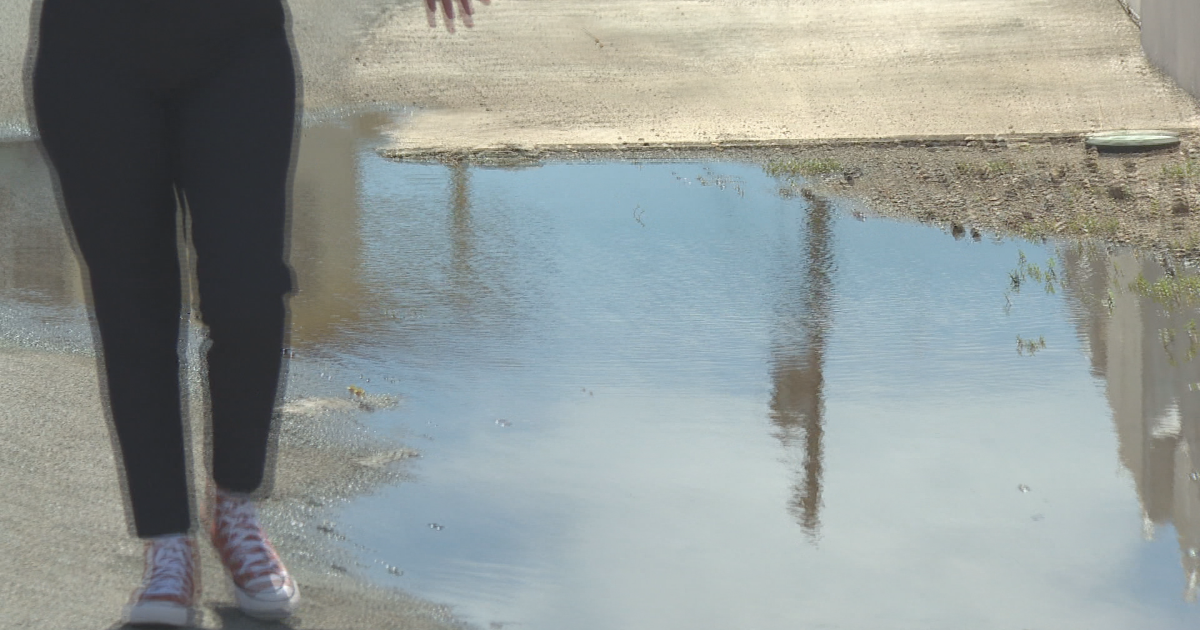 Residentes de Salinas denuncian salidero que afecta presión del agua y genera problemas de salud