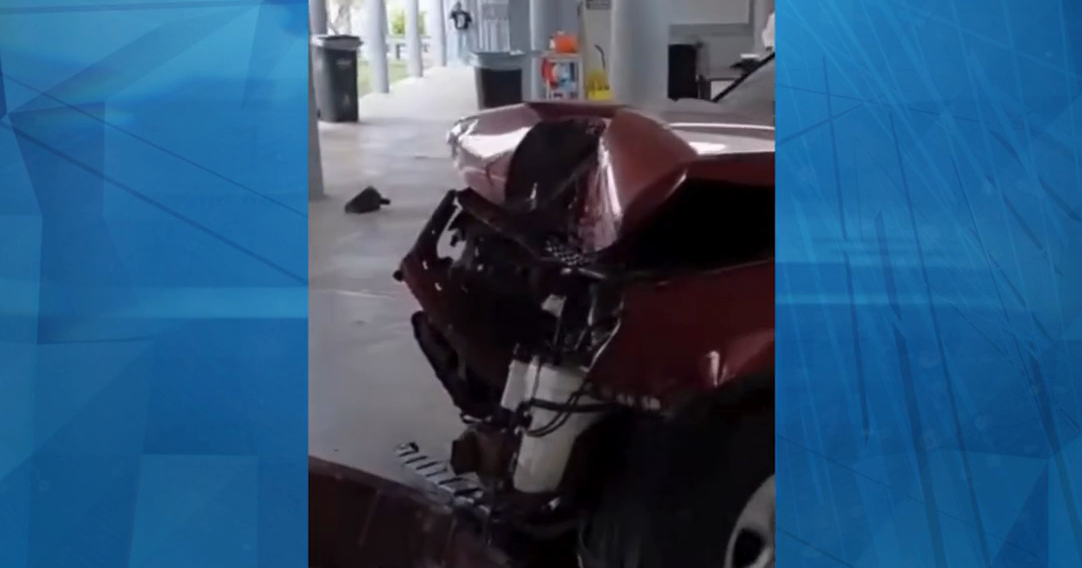 Mujer impacta su vehículo en una escuela en Juana Díaz