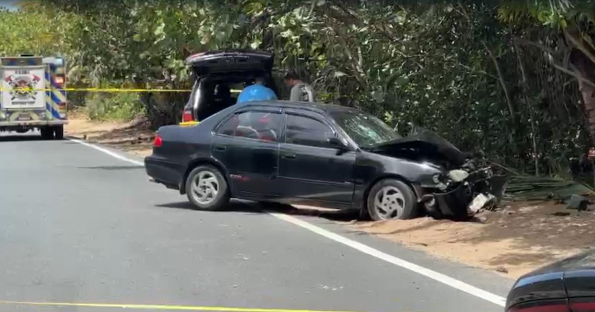 Dos mujeres se estrellan contra auto en playa de Manatí, una murió en escena