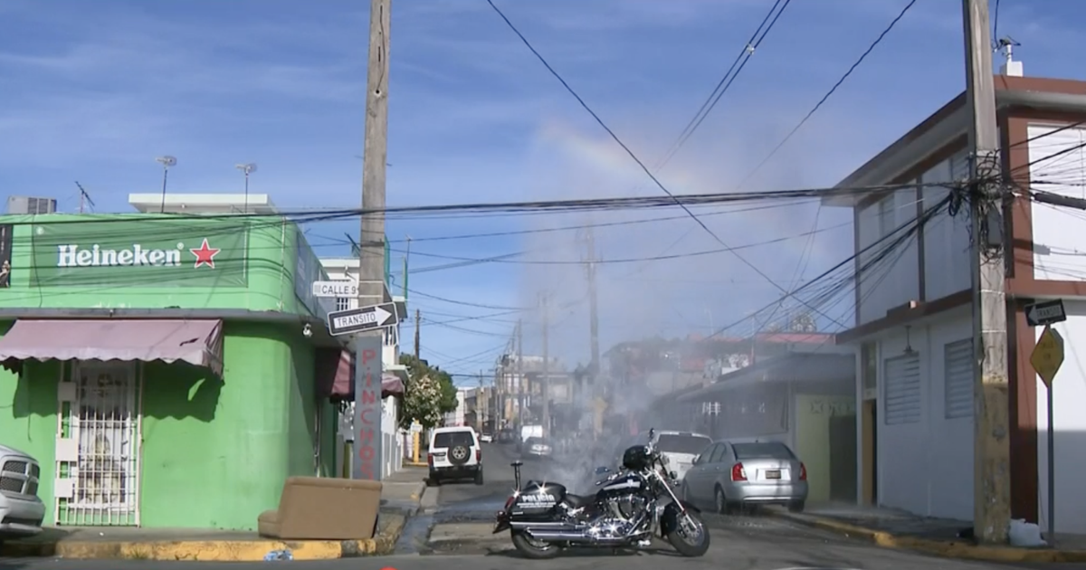 Tubo de la AAA explota en Río Piedras y le rompe cristales a vecinos