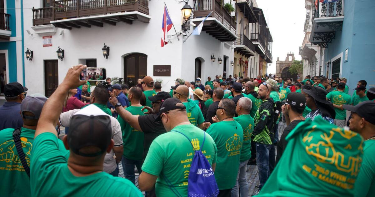 Empleados de AAA protestan por salarios de $10.50/hora y denuncia uso de empresas privadas