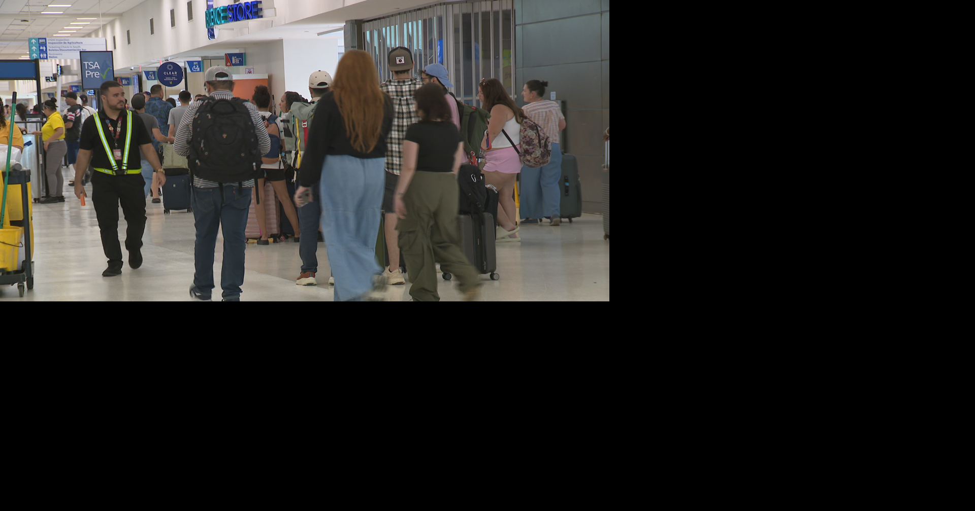 Viajeros quedan varados en el aeropuerto LMM tras cierre de Spirit Airlines