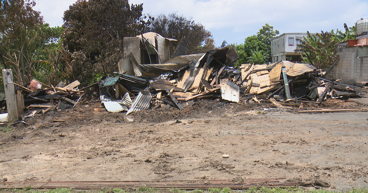 Familia en Toa Baja lo pierde todo tras reportarse un incendio en su hogar