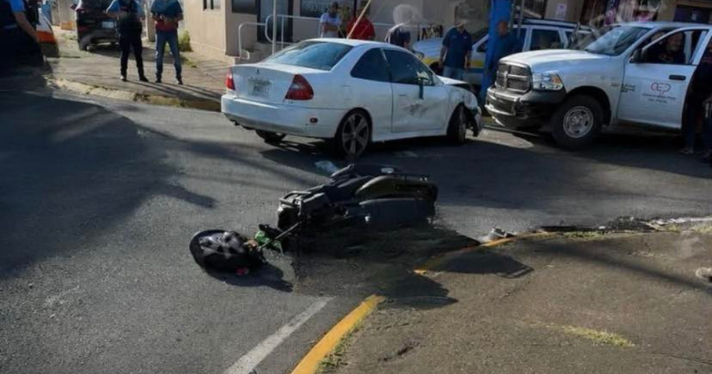 Motorista presuntamente rebasa pare y provoca choque con dos carros en Manatí