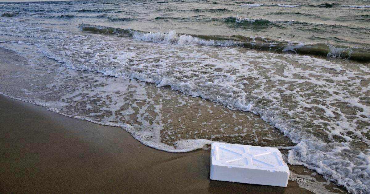 Noche de San Juan: Exhortan a no usar neveras de foam en playas y cuerpos de agua