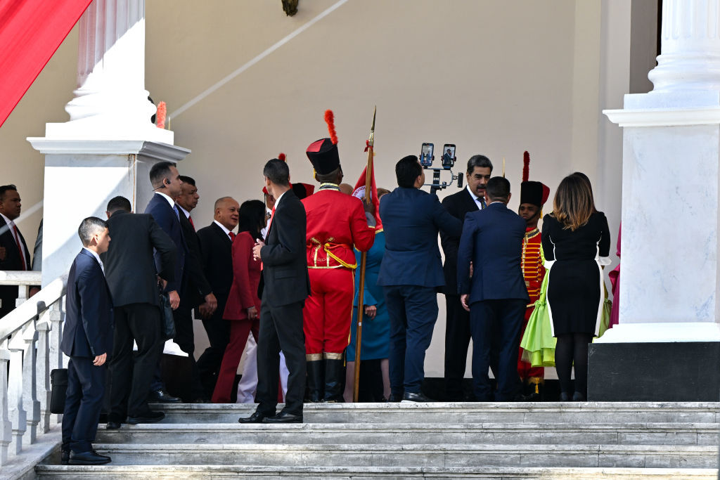 Maduro jura y asume cuestionado tercer mandato en Venezuela ...