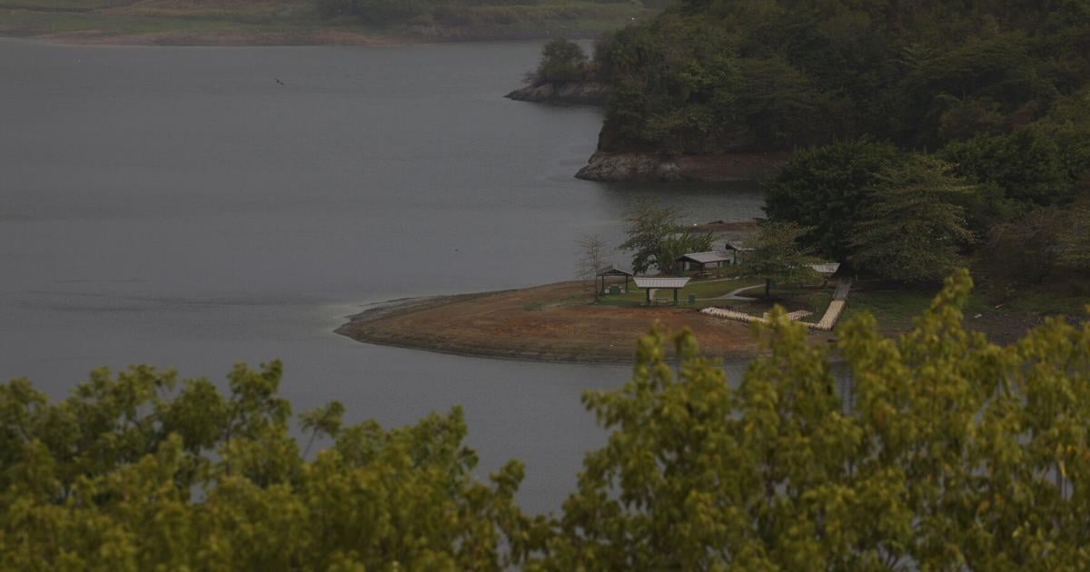 Comerciantes y alcalde de Naranjito alertan por bajos niveles del embalse La Plata