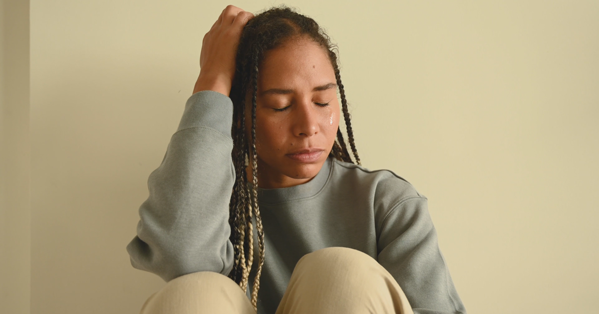 Estrés financiero por alza en costo de vida impacta salud mental y aumenta riesgo de suicidio