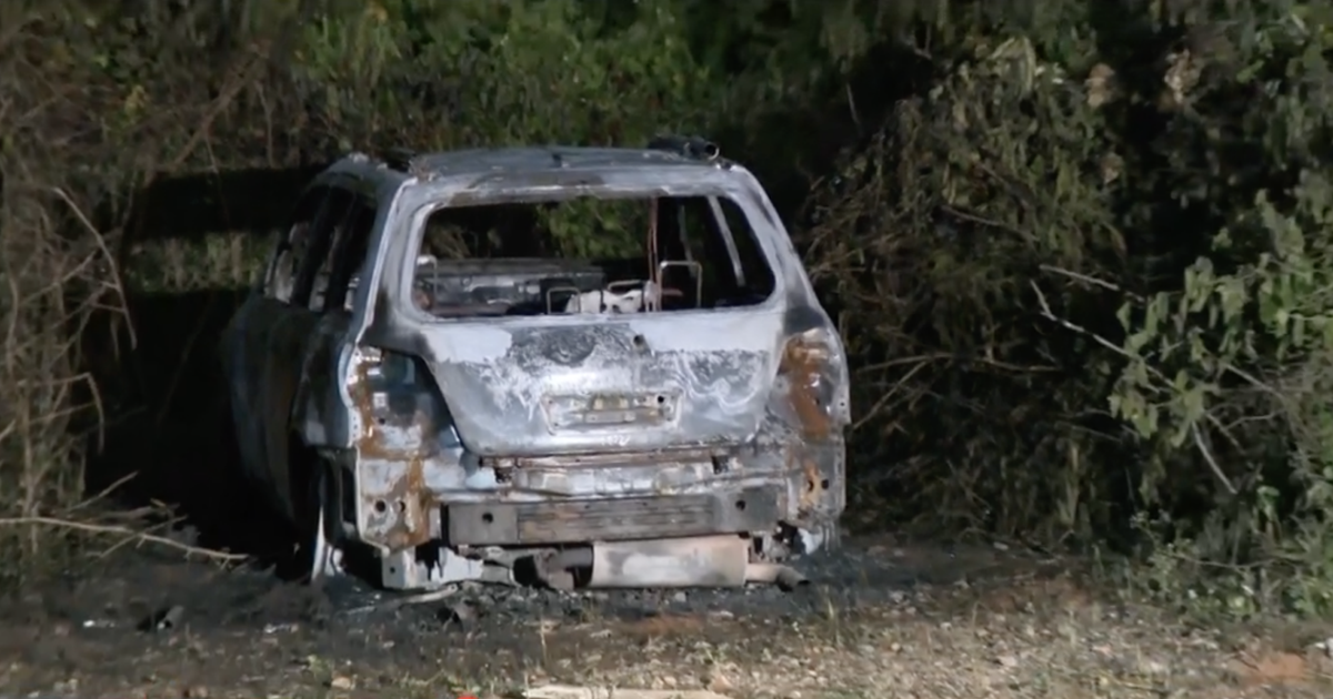 Encuentran auto quemado y dos personas calcinadas en el interior en Arecibo