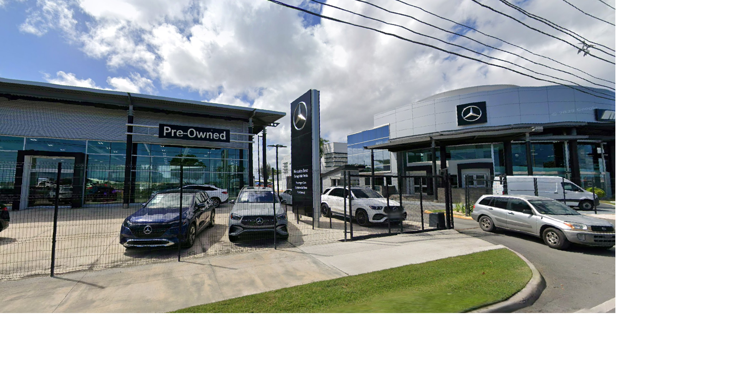 Tiran contra el showroom del concesionario Garaje Isla Verde en Carolina