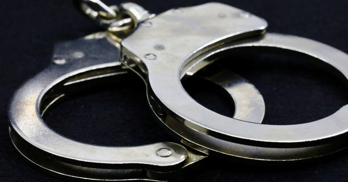 Arrestan a agente de drogas tras presuntamente escalar cuarto de evidencia