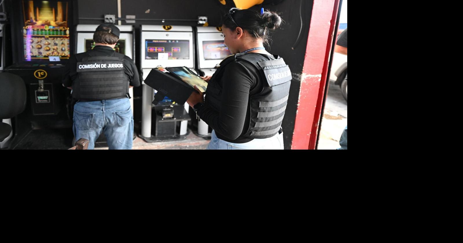 Autoridades ocupan 37 máquinas de juegos ilegales en residencial en San Juan