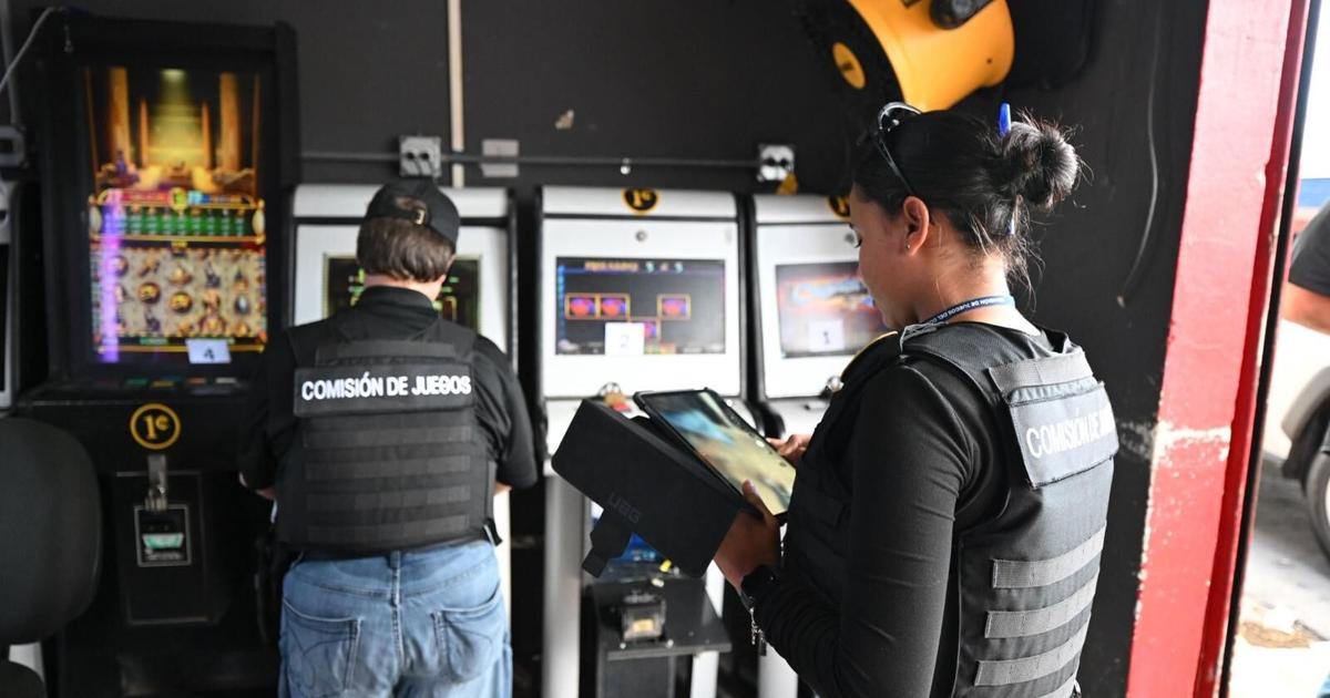 Autoridades ocupan 37 máquinas de juegos ilegales en residencial en San Juan