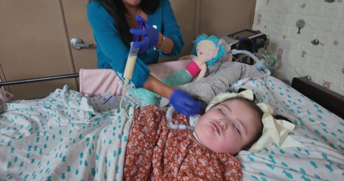Madre clama por servicios para su hija de educación especial encamada