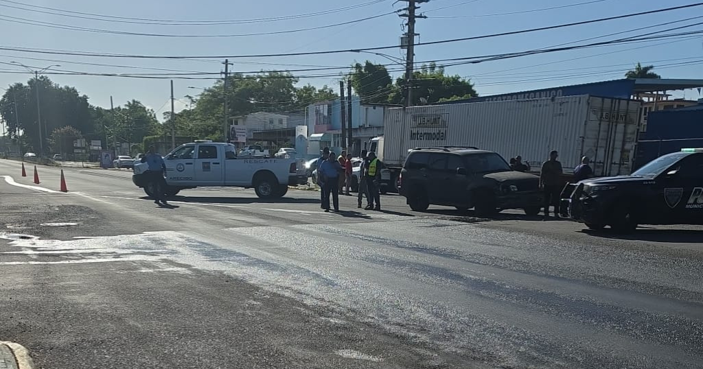 Choque entre camión y auto cierra parcialmente PR-2 en Arecibo con derrame de diésel