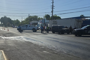 Imagen del artículo de WAPA: Choque entre camión y auto provoca cierre de PR-2 en Arecibo, hay derrame diésel