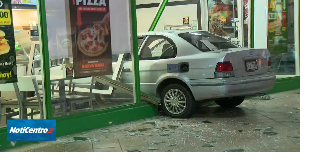 Adulto mayor confunde pedales y choca su auto contra un restaurante en Caguas