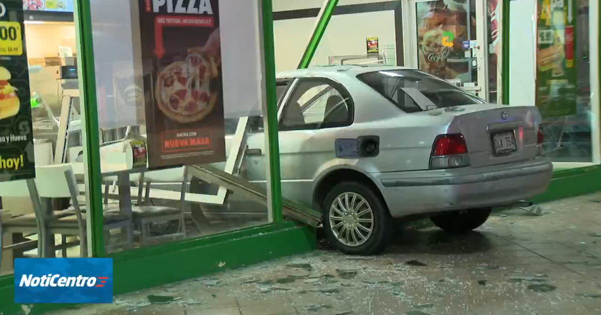 Adulto mayor confunde pedales y choca su auto contra un restaurante en Caguas