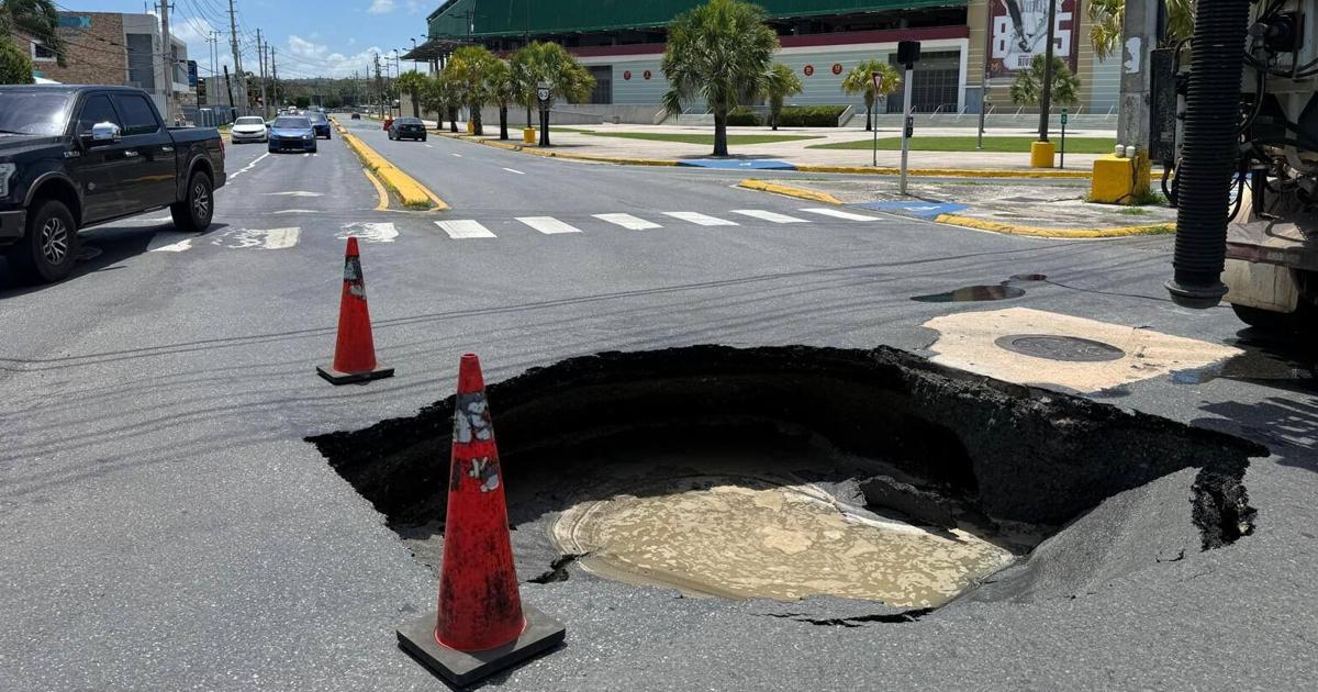 Colapsa tubería de aguas usadas en transitada avenida de Mayagüez
