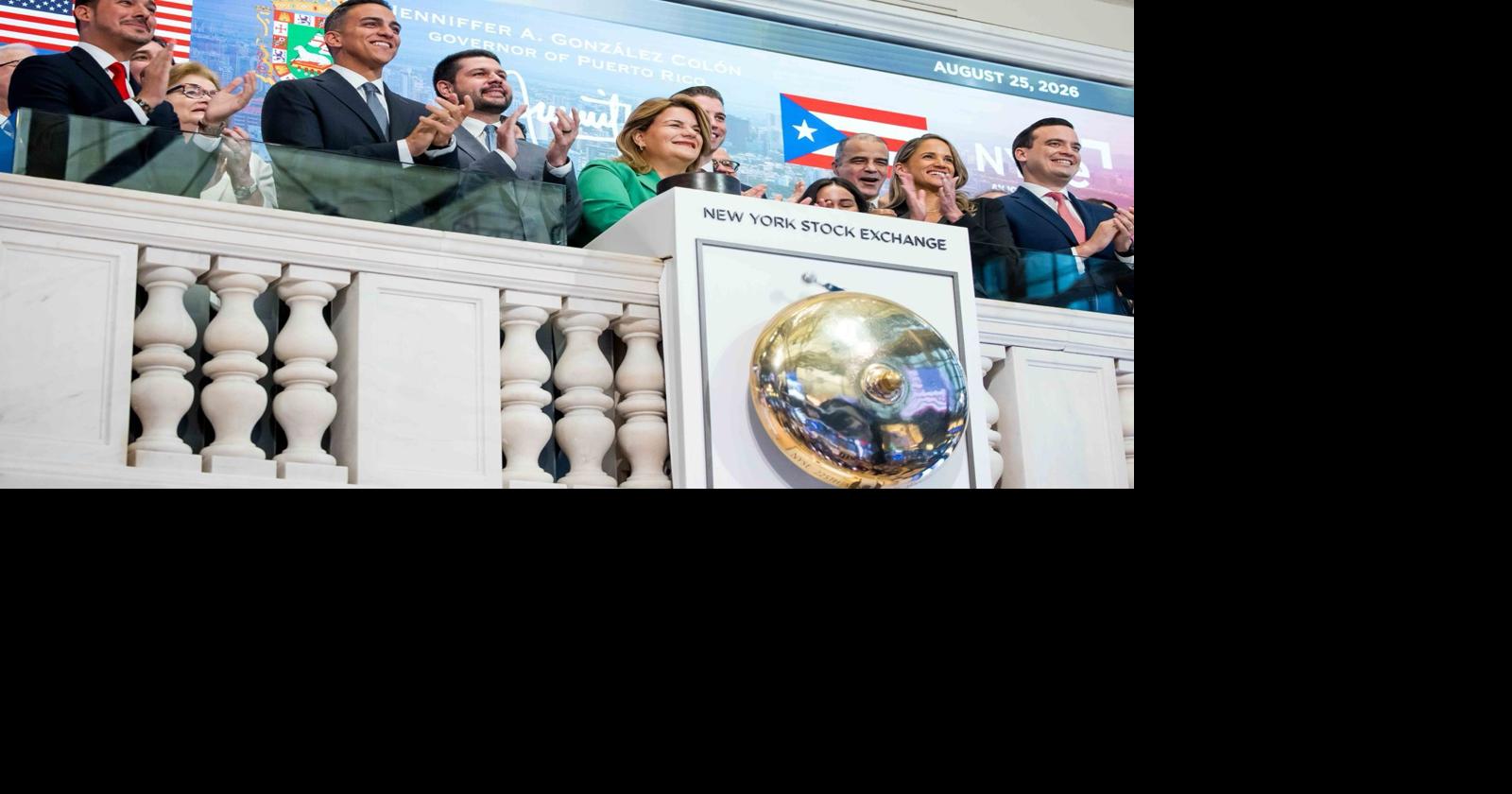Jennifer González toca la campana de apertura en la Bolsa de Valores de Nueva York