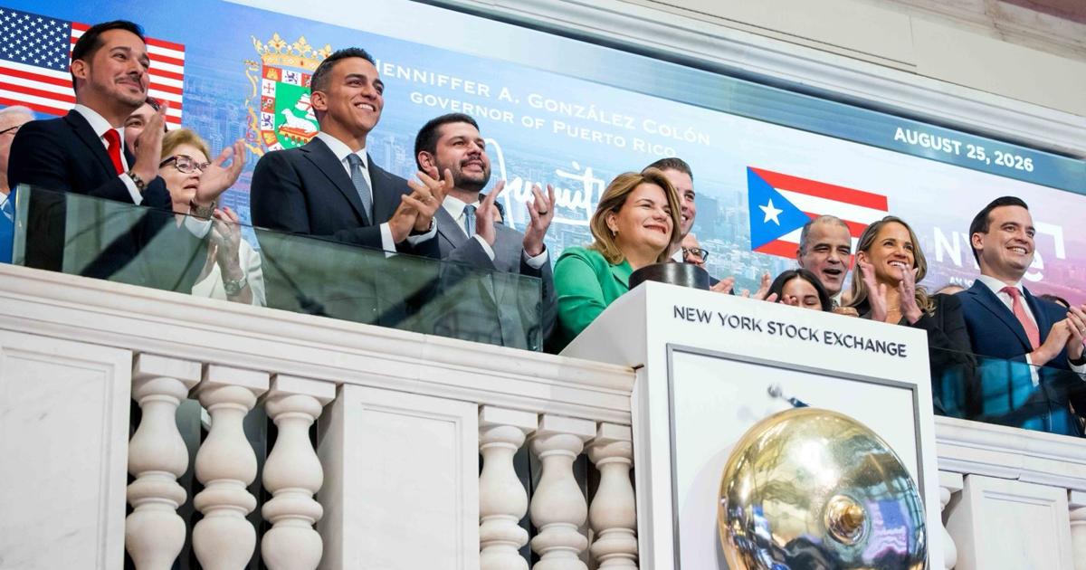 Jennifer González toca la campana de apertura en la Bolsa de Valores de Nueva York
