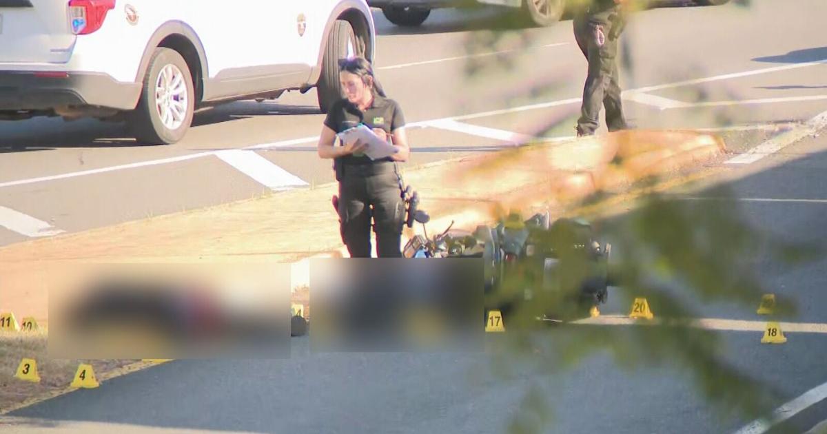 ICF marca evidencia y trabaja escena de motoristas asesinados en Santurce