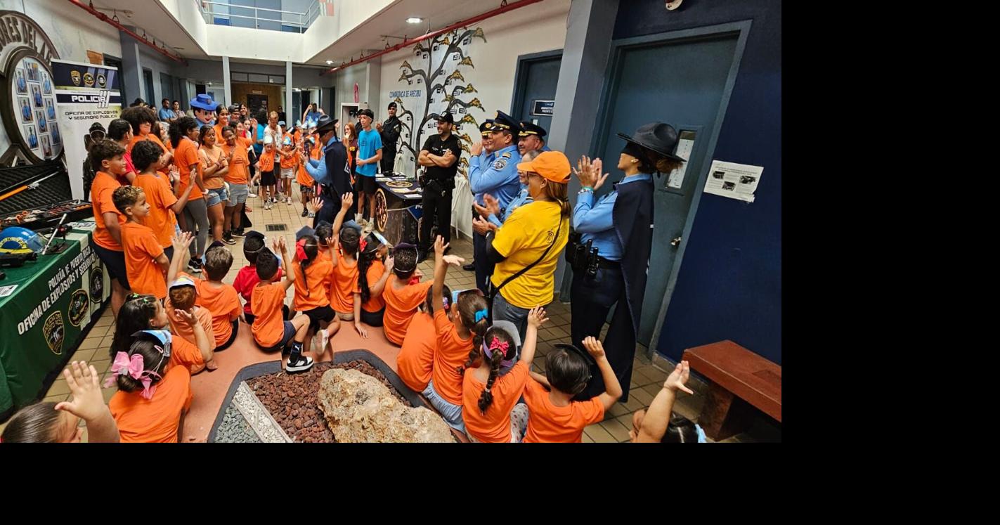 Niños de campamento de verano visitan Comandancia de Policía en Arecibo