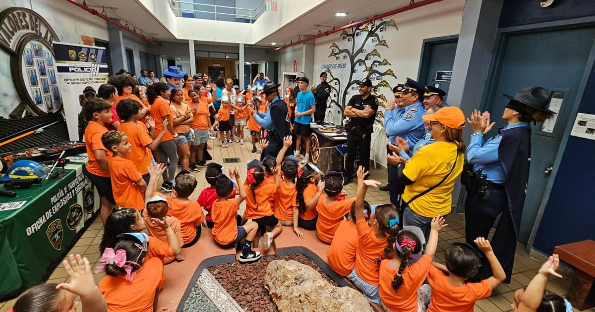 Niños de campamento de verano visitan Comandancia de Policía en Arecibo