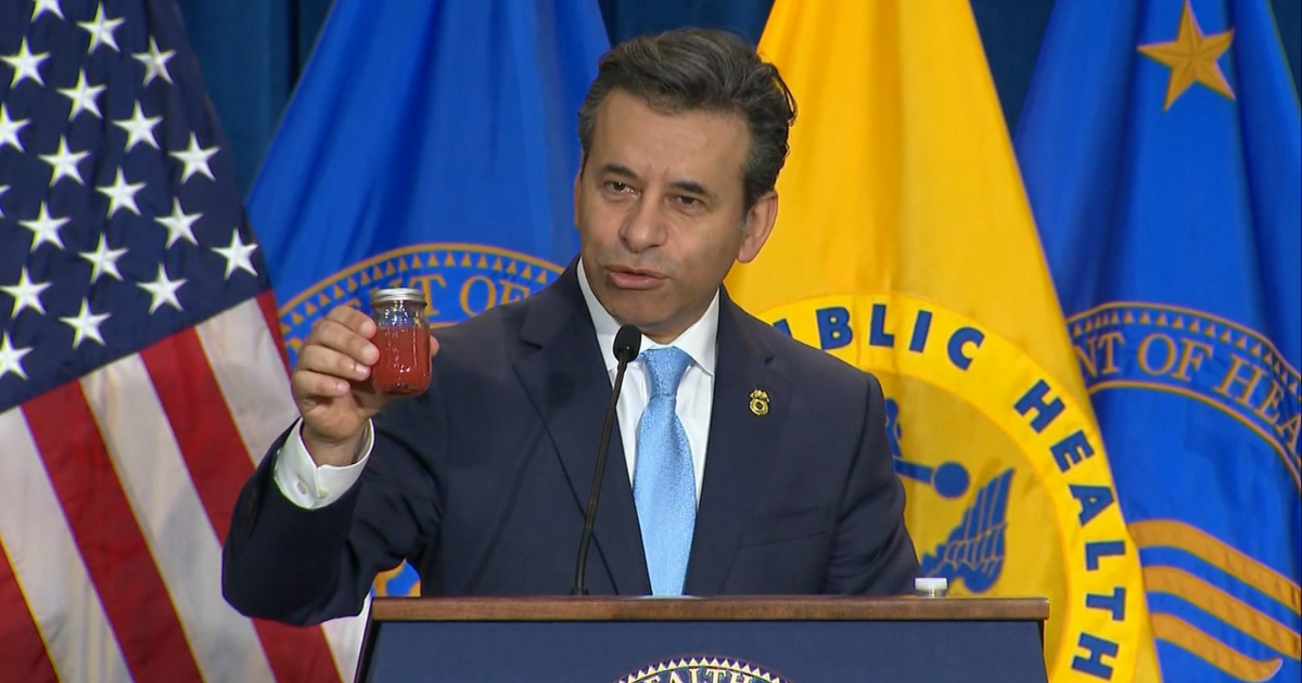 Renuncia director de la FDA, señalado por farmacéuticas, cabilderos y activistas