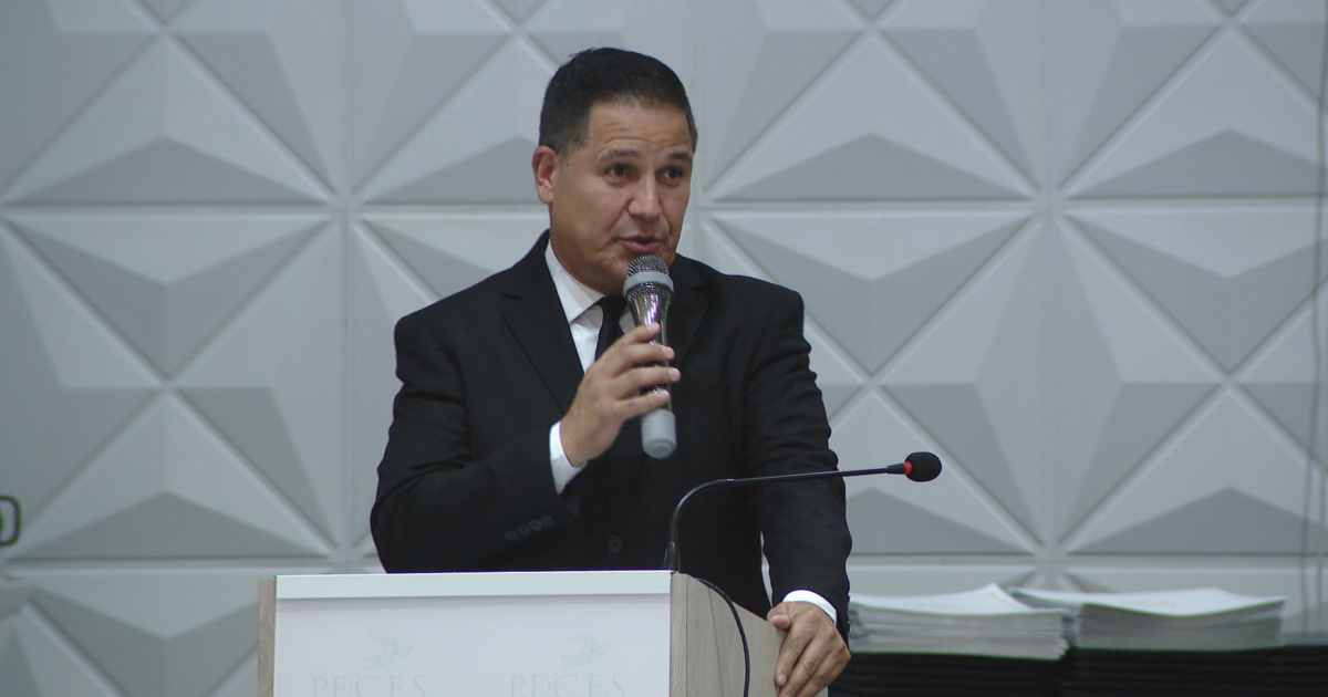 Normando Valentín ofrece mensaje motivacional a graduandos de escuela alternativa en Humacao