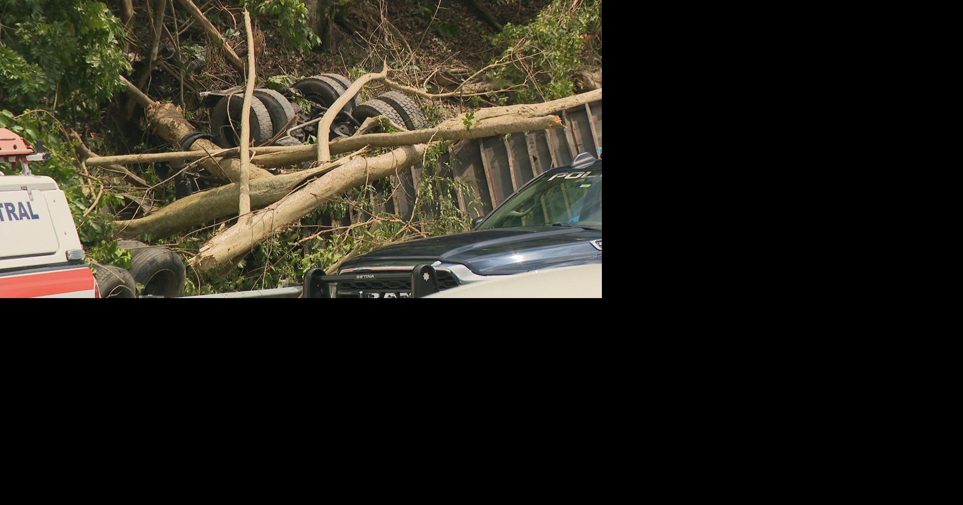 Camionero de 63 años muere al volcarse su camión en el expreso 52 en Caguas