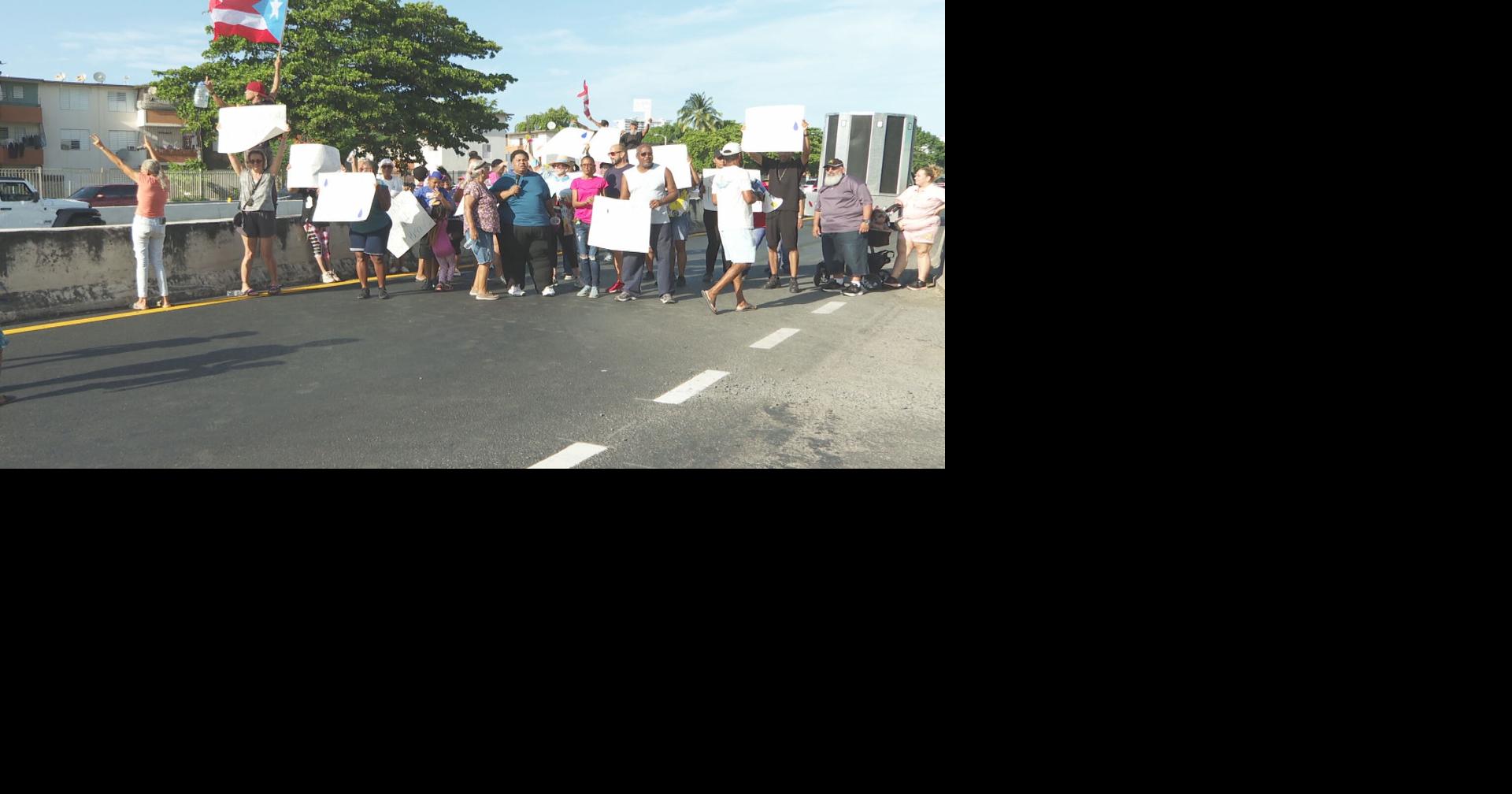 Residentes de Lloréns Torres protestan por un año sin agua en San Juan