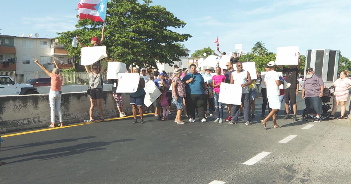 Residentes de Lloréns Torres protestan por un año sin agua en San Juan