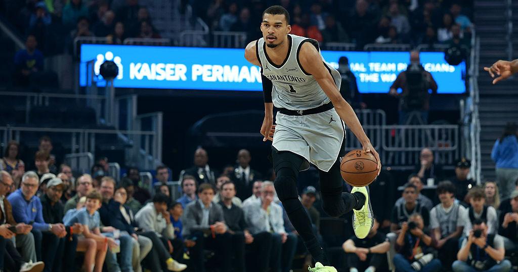 Wembanyama sufre aparatosa caída y los Spurs pierden ante Portland