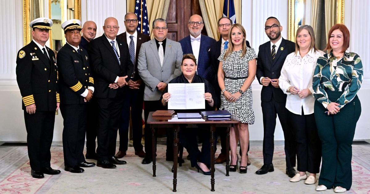 Gobernadora firma ley para reflexión y meditación en agencias de gobierno
