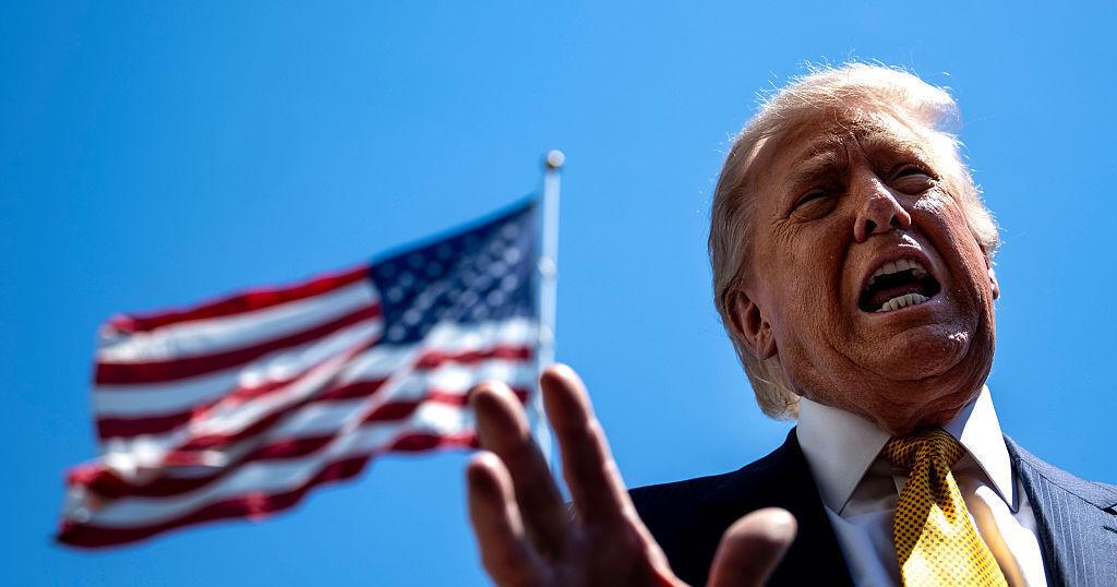 Trump deja entrar en vigor ley de vivienda asequible sin su firma en señal de protesta