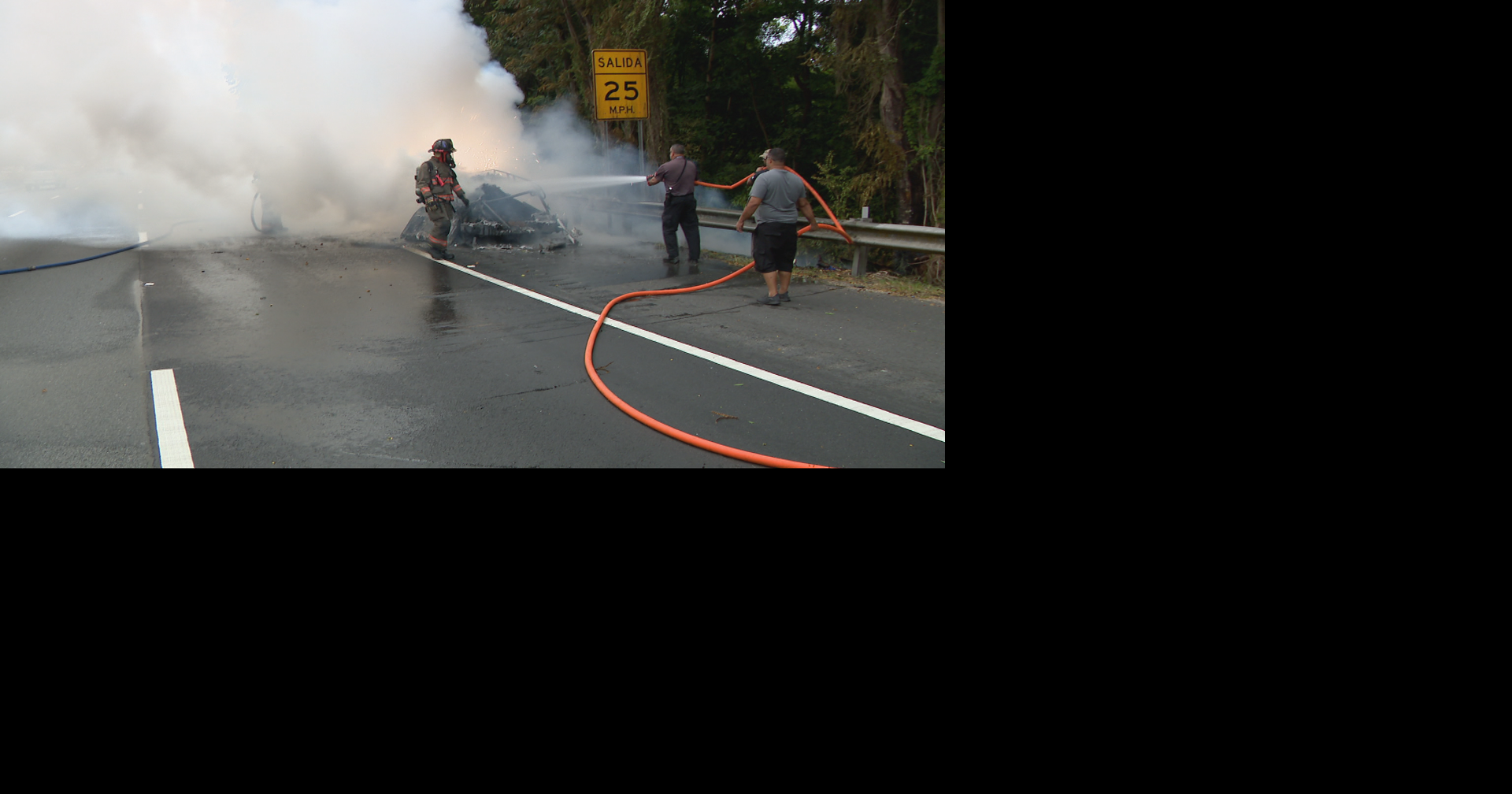 Vehículo de empresa de placas solares se incendia en la PR-22