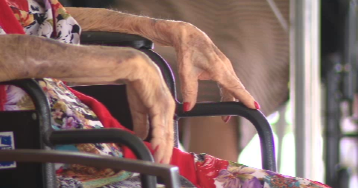 Remueven de hogar a nonagenaria tras vecinos denunciar presunto patrón de maltrato de su hijo