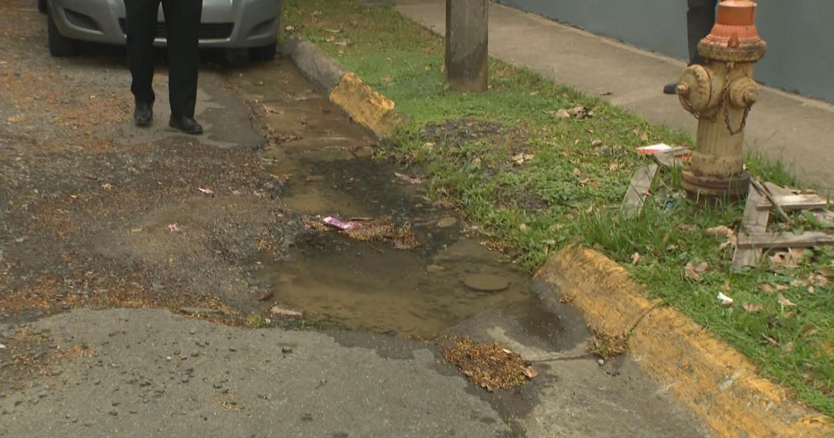Residentes de Carolina denuncian salidero de agua sin reparar por cinco meses