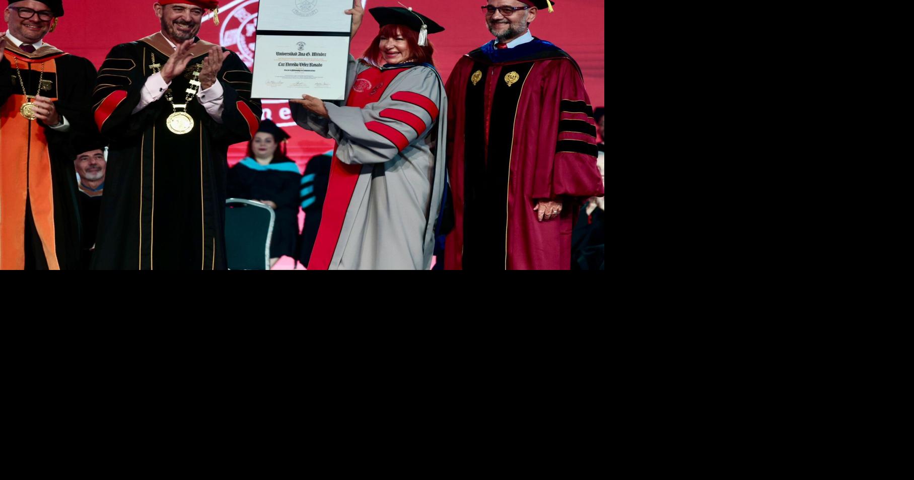 Periodista Luz Nereida Vélez recibe doctorado Honoris Causa de la UAGM