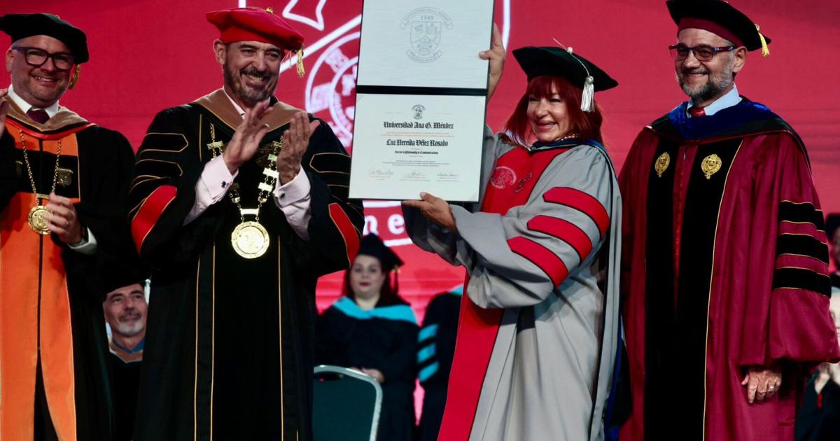 Periodista Luz Nereida Vélez recibe doctorado Honoris Causa de la UAGM