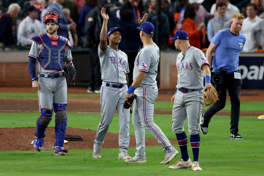 Astros de Houston vencen a los Rangers, que aún aventajan la Serie