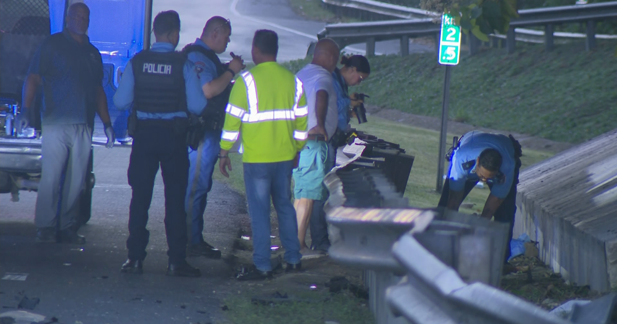 Mujer de 18 años muere tras chocar valla en Caguas, auto quedó destrozado