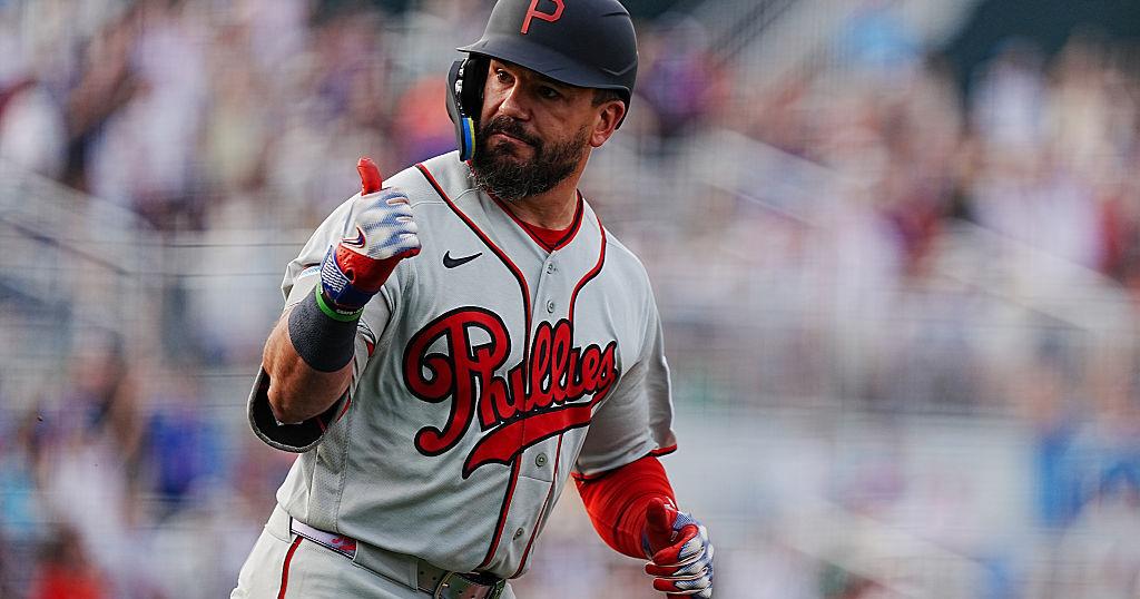 Schwarber conecta dos jonrones y lleva a los Filis a la victoria en "El Campo de los Sueños"