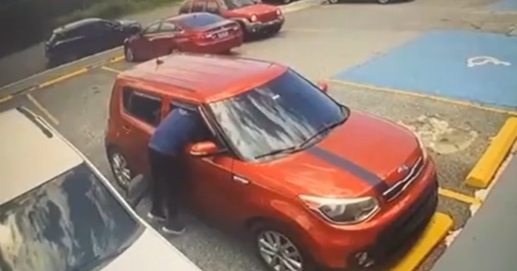 "¡Pelota de abusadores!": siguen a ancianos y le roban miles de dólares en Isabela