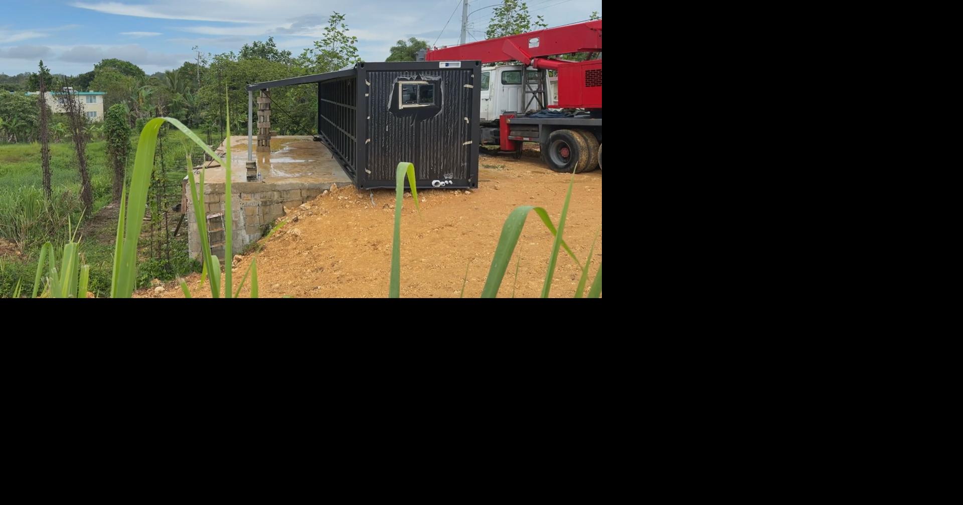 Vecinos ayudan a hombre tras caerle encima pared de casa vagón en Hatillo
