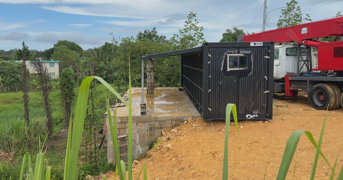 Vecinos ayudan a hombre tras caerle encima pared de casa vagón en Hatillo